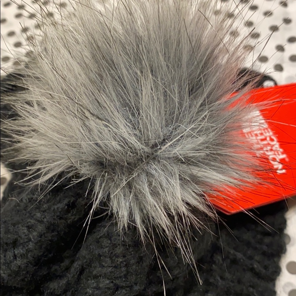 The North Face triple cable fur Pom beanie NWT - Picture 4 of 8
